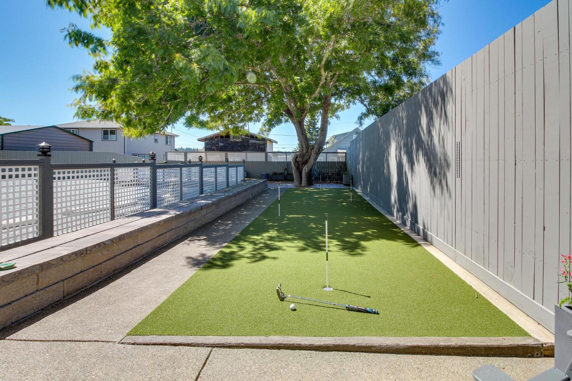 North Bend Home With Cornhole Court And Putting Green Extérieur photo